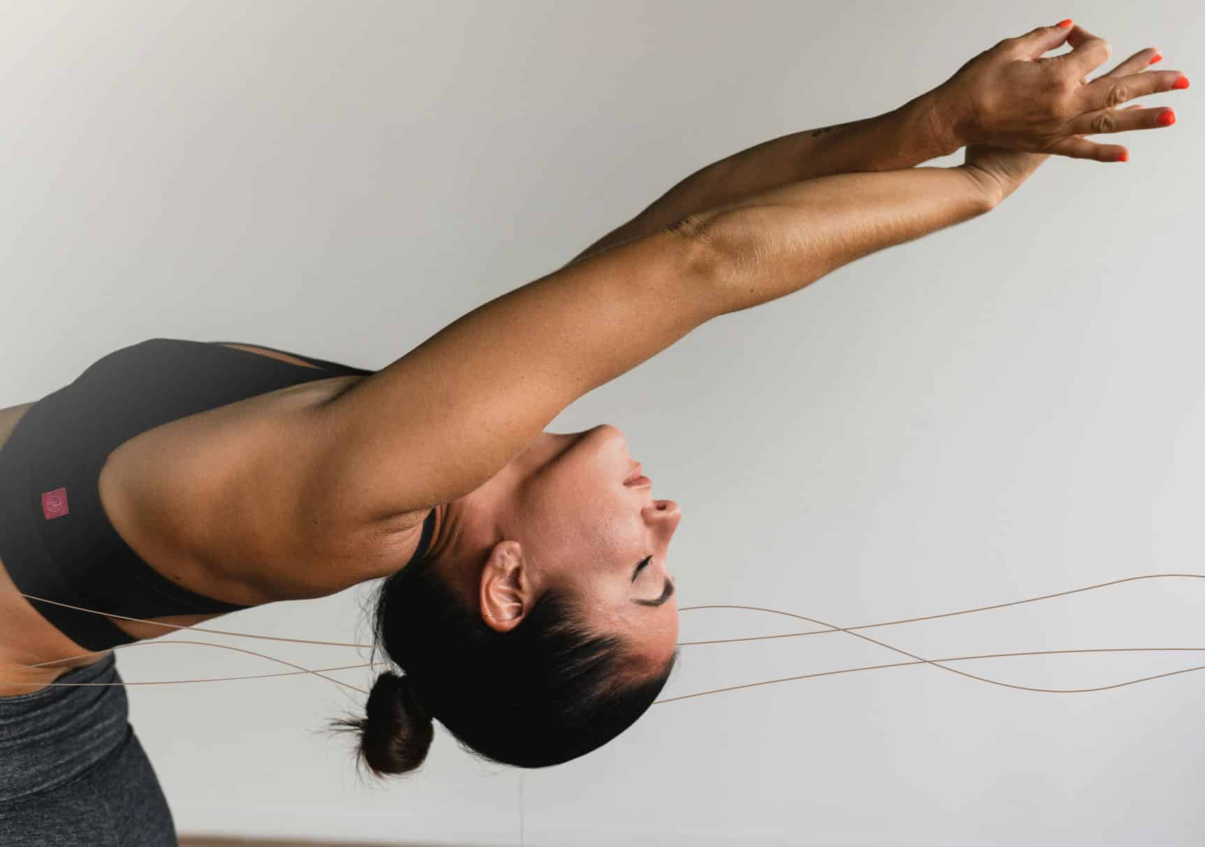 Jeune femme en posture d'étirement au yoga. Espace Althéa - studio de yoga, pilates, spinning et spa