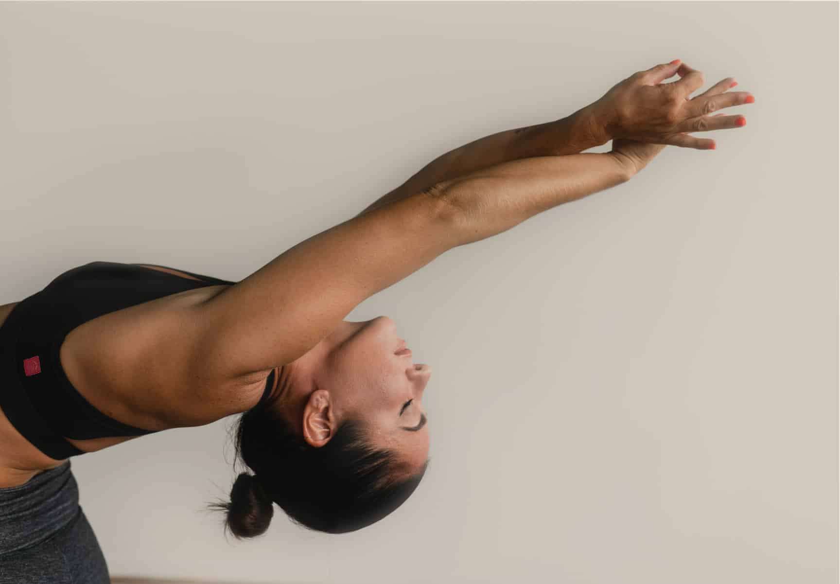 Jeune femme en posture d'étirement au yoga. Espace Althéa - studio de yoga.