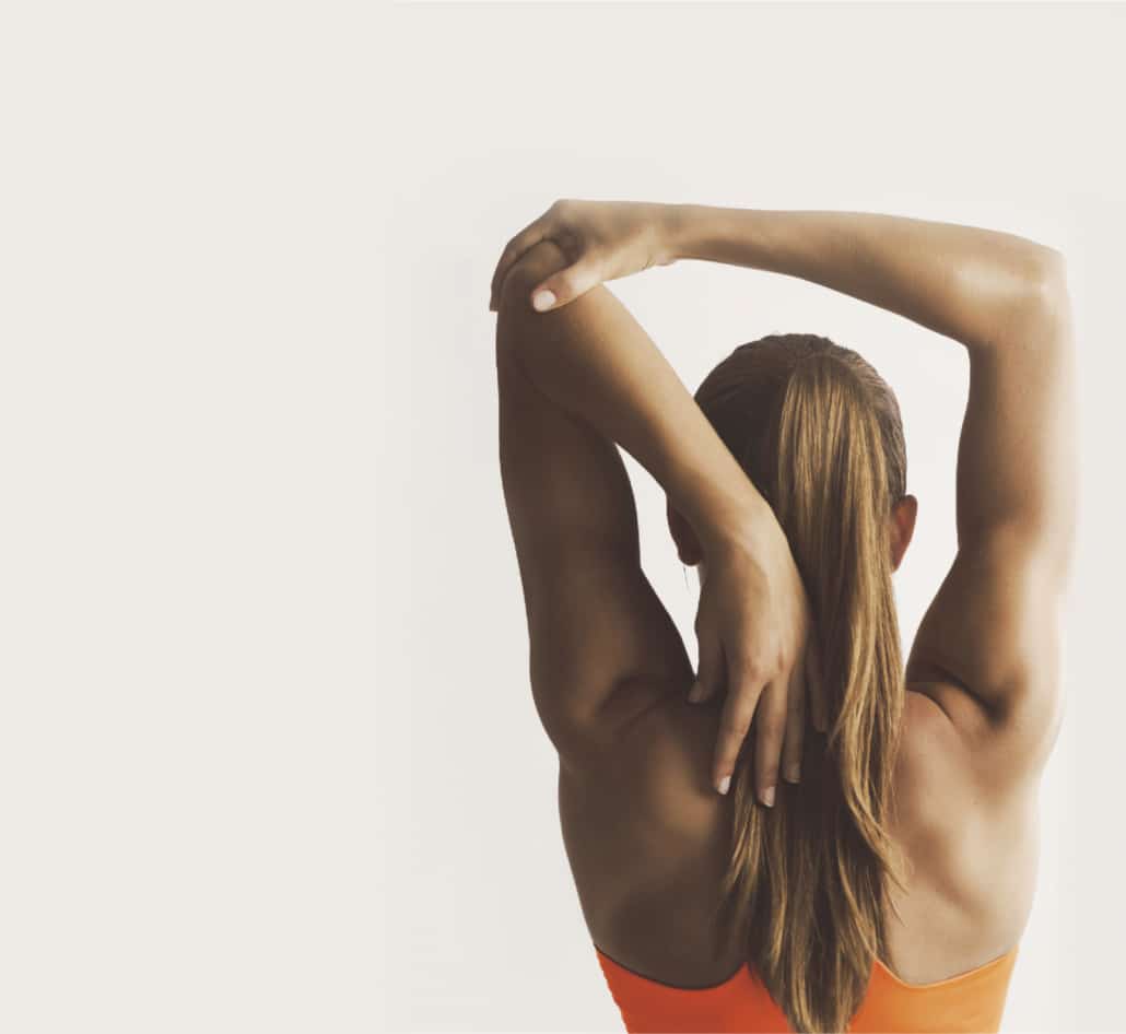 Jeune femme de dos qui s'étire après un entraînement - Espace Althéa